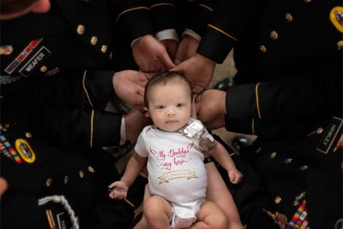 Bé Christian Harris được các đồng đội của cha cùng bế. Ảnh: Pinehurst Photography