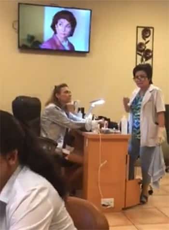Nữ khách hàng (ngồi ở bàn) mắng nhiếc trong khi bà chủ Karen Vu cố gắng xin lỗi và xoa dịu. Ảnh: Facebook