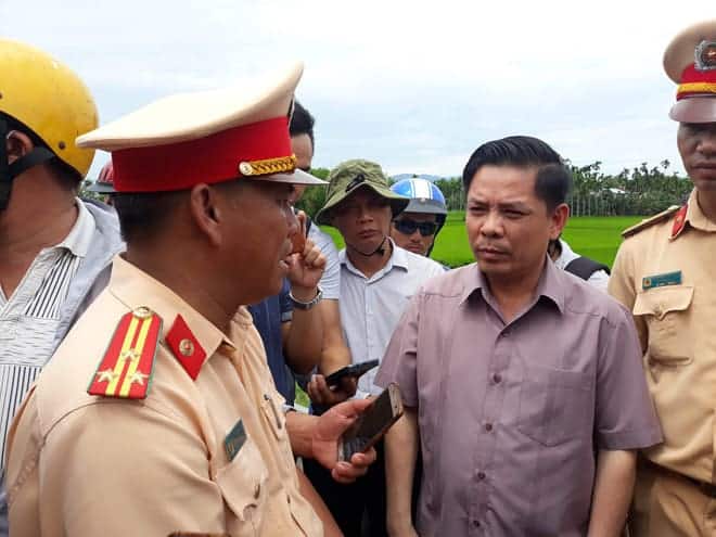 Tai xe xe dau keo phat hien oto ruoc dau loang choang truoc tai nan hinh anh 2