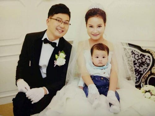 Vợ chồng Su Huyn và Huyền khi tổ chức đám cưới lần 2 tại Hàn. Hiện con trai họ được 17 tháng tuổi. Ảnh: NVCC.