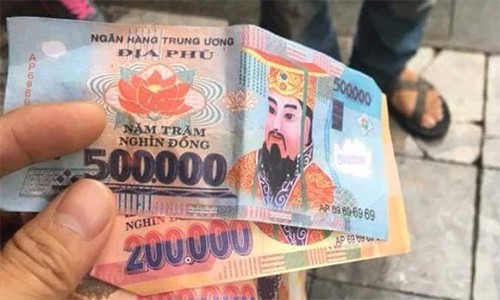 Những tờ tiền Âm phủ mà anh Miguel nhận từ tài xế Phong. Ảnh: Hữu Phúc. 