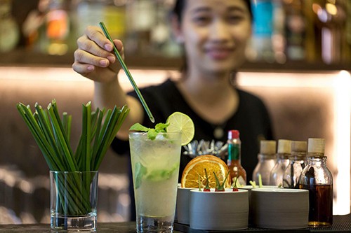 Một nhà hàng ở Tp HCM sử dụng ống hút làm từ cỏ do Zero Waste cung cấp. Ảnh: Zero Waste Saigon.