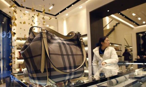 Ly do Burberry tieu huy hon 37 trieu USD hang ton kho