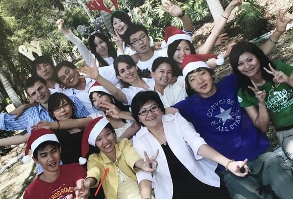 Nước mắt và nụ cười của cô gái mồ côi Việt Nam trên đất Úc