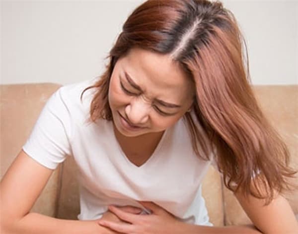  Đầy hơi có thể là dấu hiệu của ung thư buồng trứng, một loại bệnh ung thư rất khó phát hiện ở giai đoạn sớm. (Ảnh: Internet)