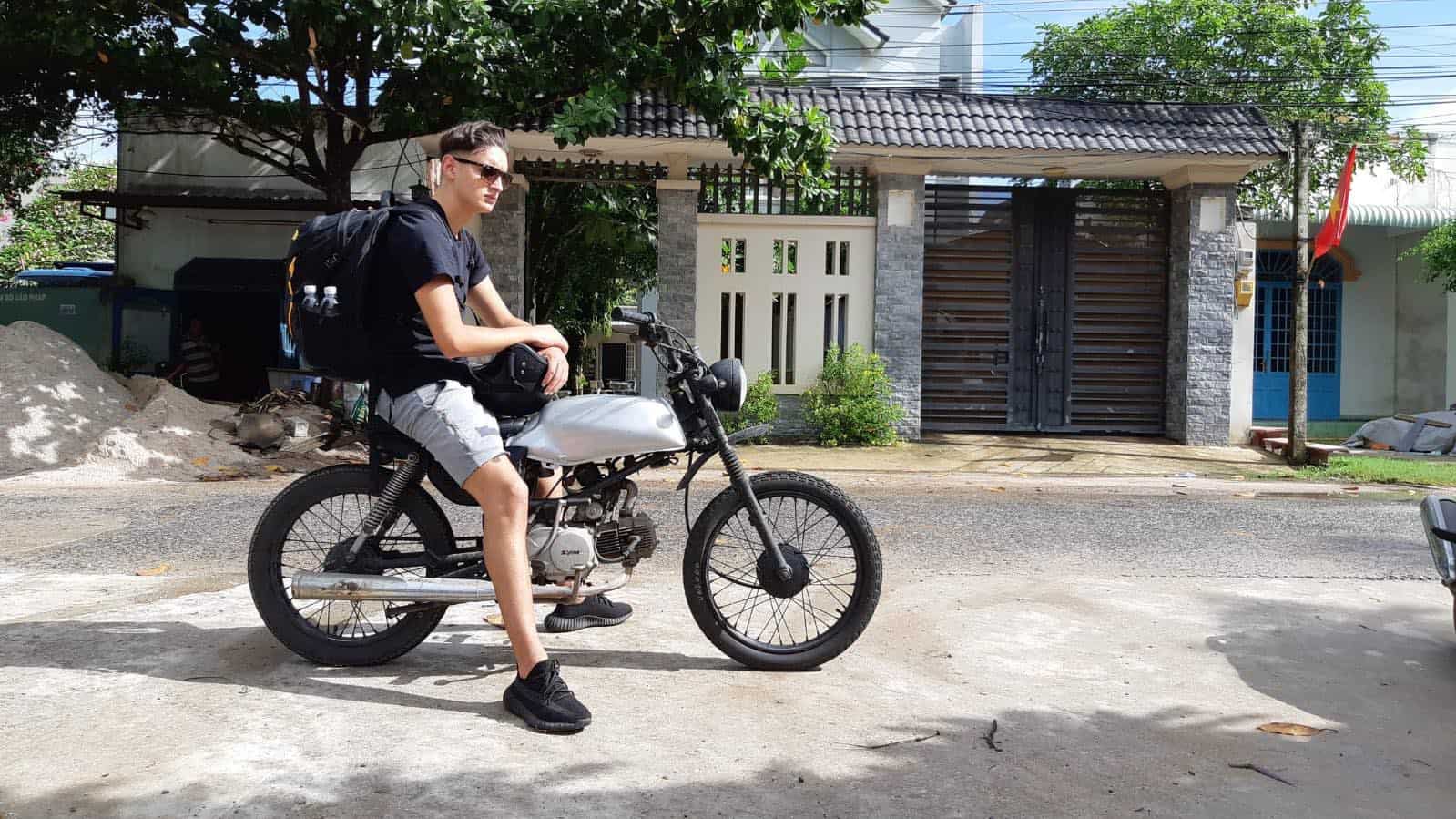 Chàng trai Pháp mất đôi giày 500 USD khi ăn trưa tại một hostel ở Sài Gòn, đăng clip từ camera an ninh nhờ cộng đồng tìm kẻ trộm - Ảnh 4.