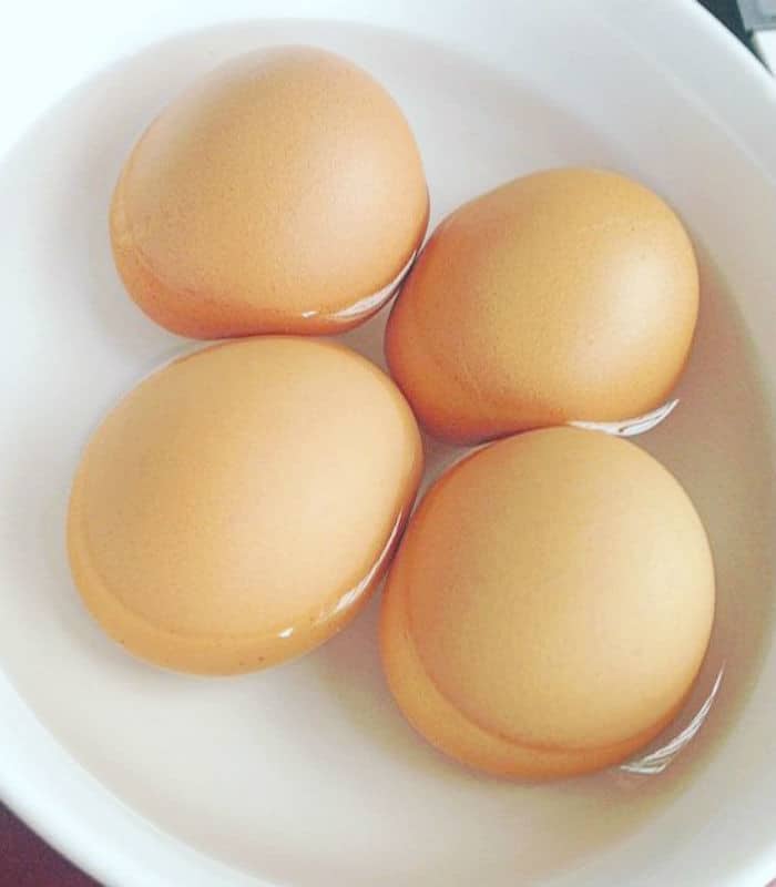  Nên dùng nước lạnh để luộc trứng.