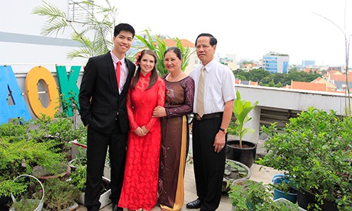Audrey cùng Huy và bố mẹ chồng trong lễ cưới ở Việt Nam năm 2013. Ảnh: Nhân vật cung cấp