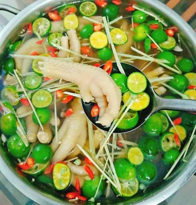 bảo quản chân gà ngâm sả tắc