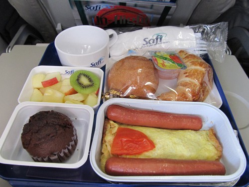 Bữa sáng của Safi Afghan Airlines năm 2012: Xúc xích và trứng tráng, bánh sừng bò, bánh mỳ và muffin chocolate.