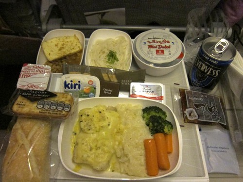 Emirates Airlines năm 2015: Cá với cơm, cà rốt và súp lơ.