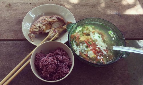 Bữa cơm đủ dinh dưỡng và gần như không tốn tiền đi chợ của Tú ở đảo - Ảnh: NVCC
