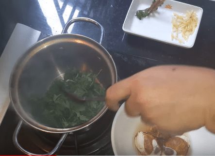 Trứng vịt lộn hầm ngải cứu – Món ăn giúp cải thiện chiều cao