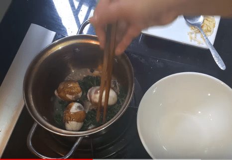 Trứng vịt lộn hầm ngải cứu – Món ăn giúp cải thiện chiều cao