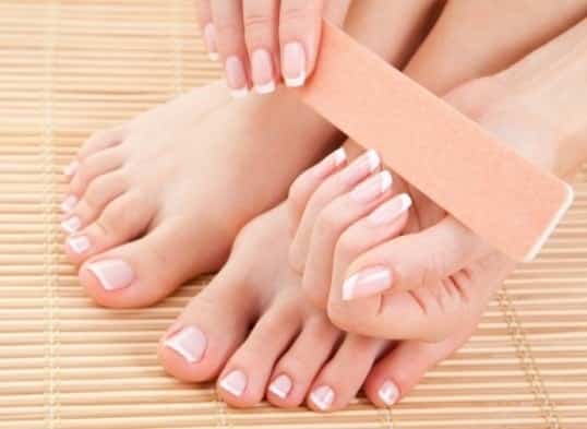  Làm móng chính là một trong những cách làm đẹp được chị em ưa chuộng, tuy nhiên cũng cần cẩn thận kẻo rước họa vào thân