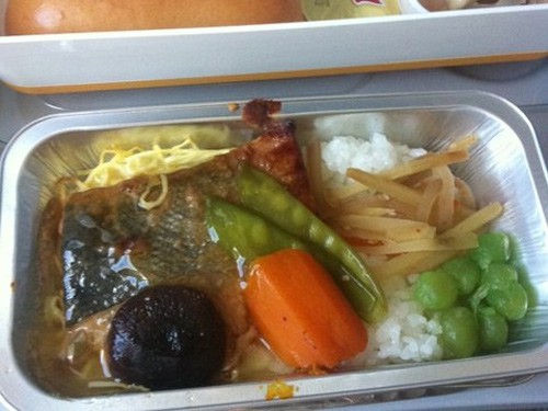 Lufthansa năm 2013: Cá hồi, cơm và thịt.