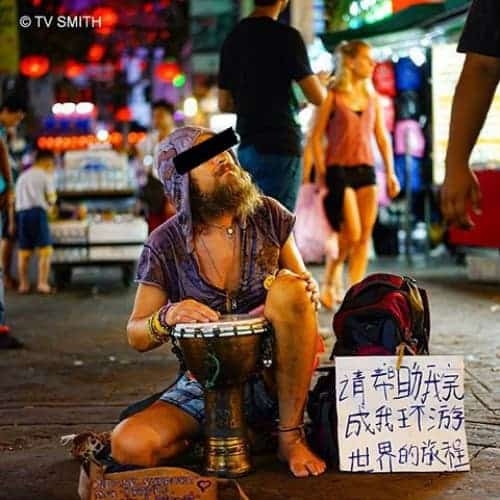 Khách Tây ăn xin ở châu Á. Ảnh: TV Smith.