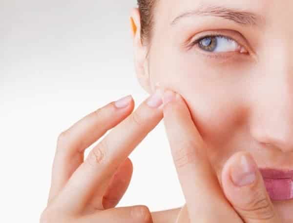 Bạn có biết? Ngồi trước máy tính, điện thoại liên tục hại da như phơi nắng giữa trưa suốt 20 phút