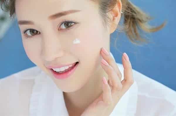 Bạn có biết? Ngồi trước máy tính, điện thoại liên tục hại da như phơi nắng giữa trưa suốt 20 phút