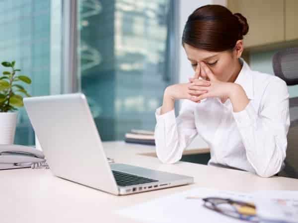 Bạn có biết? Ngồi trước máy tính, điện thoại liên tục hại da như phơi nắng giữa trưa suốt 20 phút