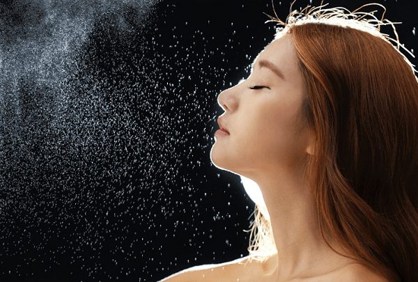 Bạn có biết? Ngồi trước máy tính, điện thoại liên tục hại da như phơi nắng giữa trưa suốt 20 phút