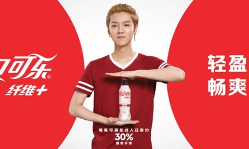 Khách xếp hàng chờ mua cà phê tại một cửa hàng Starbucks tại Trung Quốc. Ảnh: CNN
