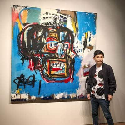 Maezawa cạnh tác phẩm nghệ thuật 110,5 triệu USD ở nhà đấu giá Sotheby tại New York năm ngoái. Ảnh: Instagram.