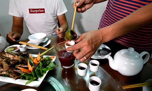 Món rượu tiết rắn thường dùng kèm thịt rắn, được cho là có chức năng tăng cường sinh lực. Ảnh: AFP.