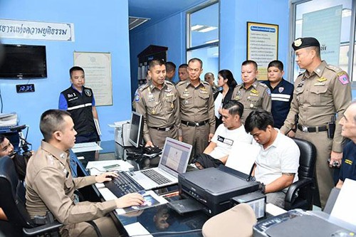 Hai nghi phạm đang bị cảnh sát ở đồn Lumpini, Bangkok hỏi cung. Ảnh: Bangkokpost.