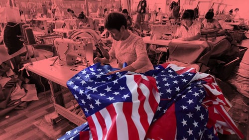 Công nhân may cờ Mỹ tại một nhà máy ở Trung Quốc. Ảnh: Reuters.