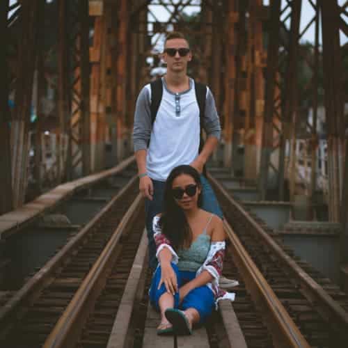 Jimmy và Tah chụp ảnh trên cầu Long Biên, Hà Nội. Ảnh: Divert Living.