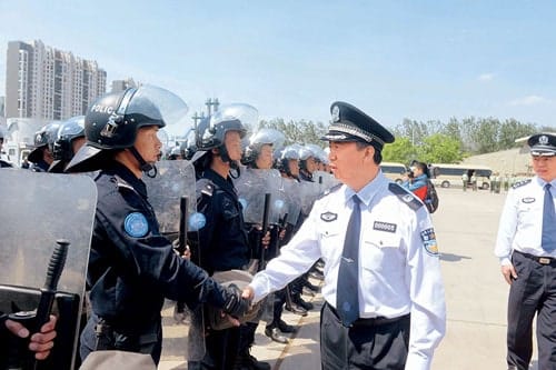 Mạnh Hoành Vĩ (thứ hai từ phải sang) bắt tay cảnh sát Trung Quốc chuẩn bị thực hiện nhiệm vụ gìn giữ hòa bình ở Liberia năm 2014. Ảnh: ChinaPictoral.