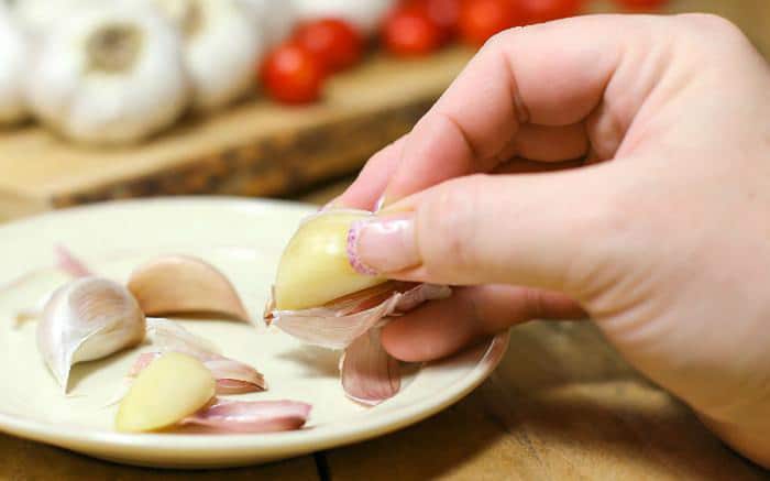 Dùng tay bóc vỏ tỏi dễ dàng sau khi cho tỏi vào lò vi sóng.