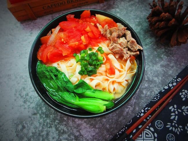 Sáng ra mà có tô mì này, đảm bảo không ai còn muốn ra hàng ăn sáng nữa - Ảnh 6.