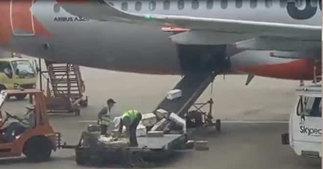 Nhan vien Jetstar quang hang ky gui len bang chuyen may bay hinh anh 1