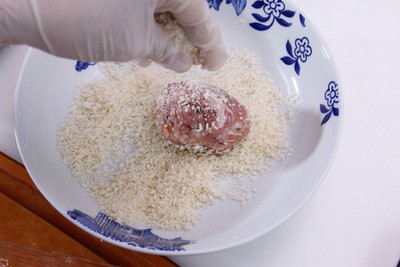  Nhúng viên thịt lần lượt theo từng bước: bột chiên giòn, trứng gà, bột chiên xù hai lần