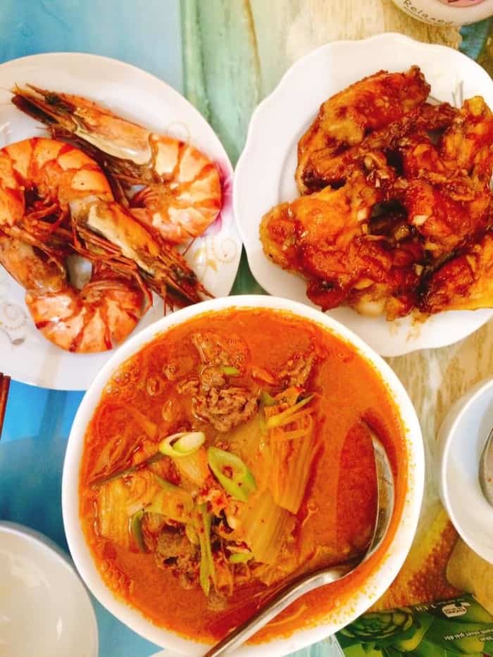  Và đây là mâm cơm có sự "góp mặt" của ba món này. (Ảnh: Phạm Phương Huế)