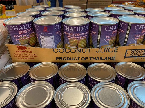 Nước dừa lon kho thịt hiệu CHAUDOC bán trong chợ Bà Hoa (Houston, Mỹ). Ảnh: Dũng Nuyễn