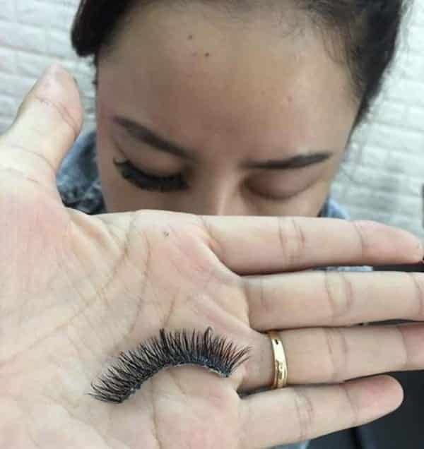 Nối mi làm đẹp, cô gái bị rụng hết lông mi, đôi mắt trụi nhẵn đáng sợ