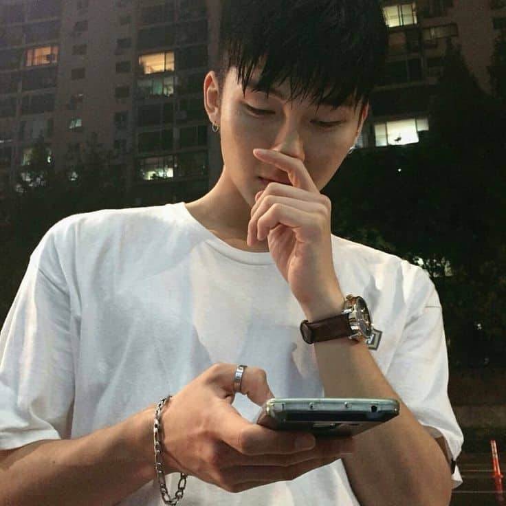 Các anh chàng nghiện chơi game trên điện thoại nên coi chừng kẻo bị vô sinh