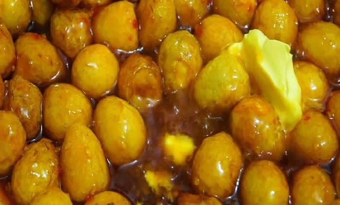  Đợi bơ tan chảy, gia vị thấm đều thì tắt bếp