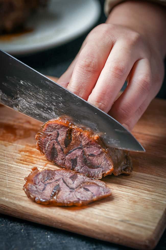  Thái những lát mỏng vừa ăn. 