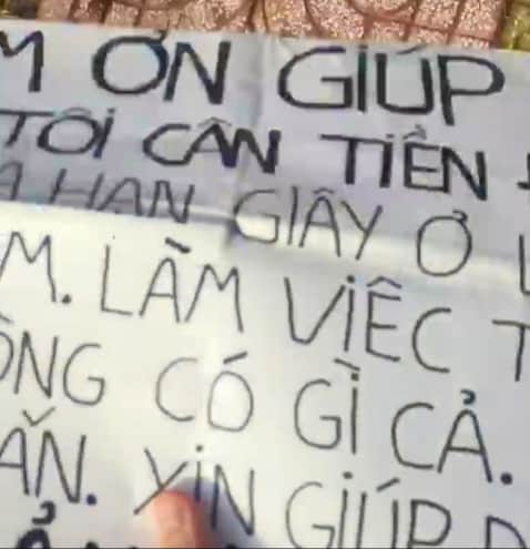 Tấm biển nam du khách cầm trên tay với những dòng chữ ghi bằng tiếng Việt. Ảnh chụp màn hình.