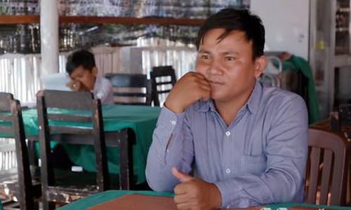 Ông chủ quán ăn Vuth Ung ngồi buồn bã trong nhà hàng vắng khách. Ảnh: Media Corp.