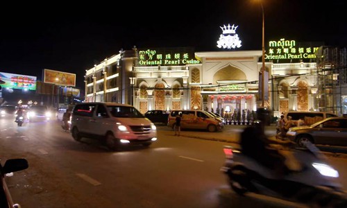 Một sòng bạc ở trung tâm Sihanoukville với bảng hiệu bằng tiếng Campuchia, tiếng Trung Quốc và tiếng Anh. Ảnh: Media Corp.