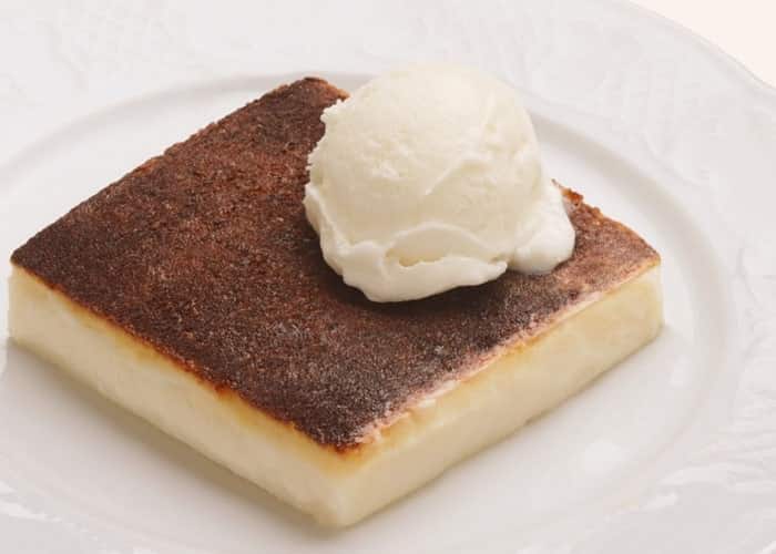  Pudding sữa cháy sẽ có vị ngon và hấp dẫn hơn khi bạn ăn cùng một viên kem lạnh đấy