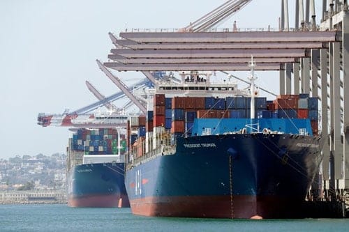 Tàu chở hàng nhập khẩu tại cảng Long Beach, California, Mỹ. Ảnh: AP.