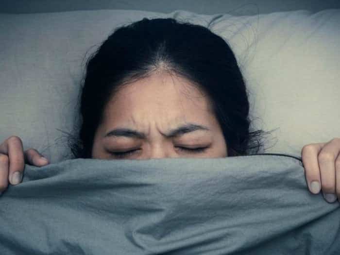 Trùm chăn kín đi ngủ: Thói quen đang dần giết chết bạn