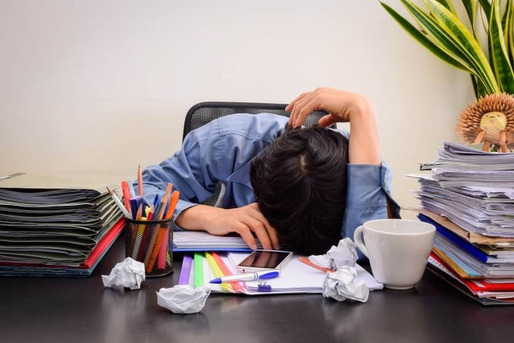 Ngồi xổm, vắt chéo chân và những thói quen hằng ngày gây hại không tưởng đến sức khỏe ít ai biết