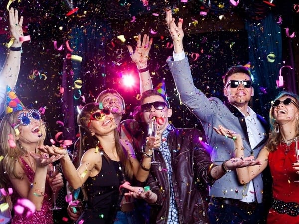 9 Giờ Tối Vẫn Còn Xem Phim, Karaoke, Nhậu Nhẹt: Liều Thuốc Độc Khiến Người Trẻ Chết Dần, Chết Mòn